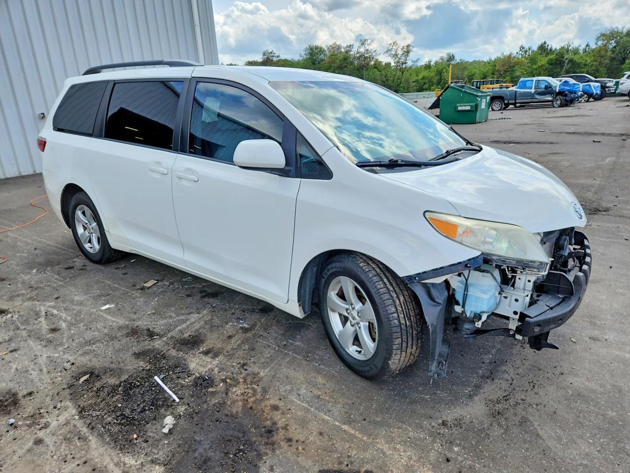 2016 TOYOTA SIENNA