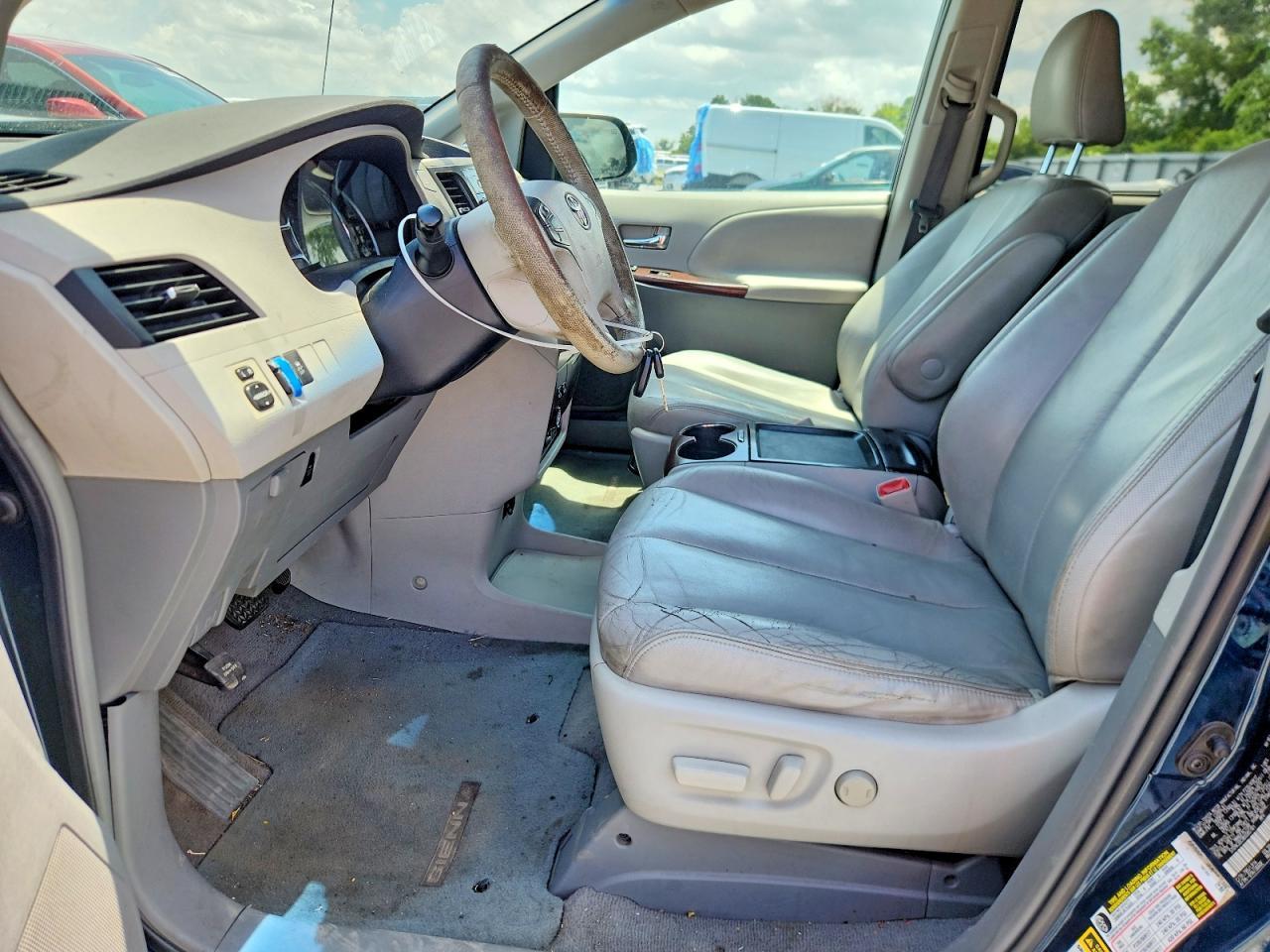 2011 TOYOTA SIENNA