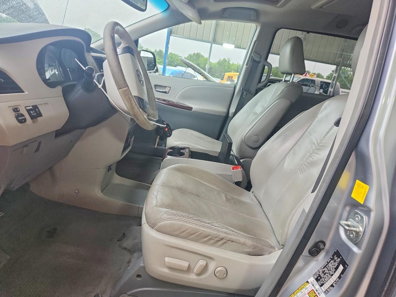 2011 TOYOTA SIENNA