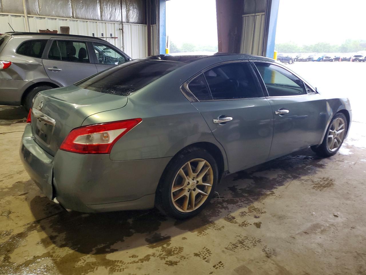 2010 NISSAN Maxima