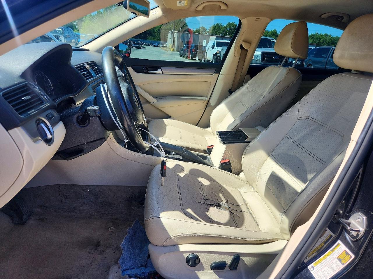 2014 VOLKSWAGEN Passat