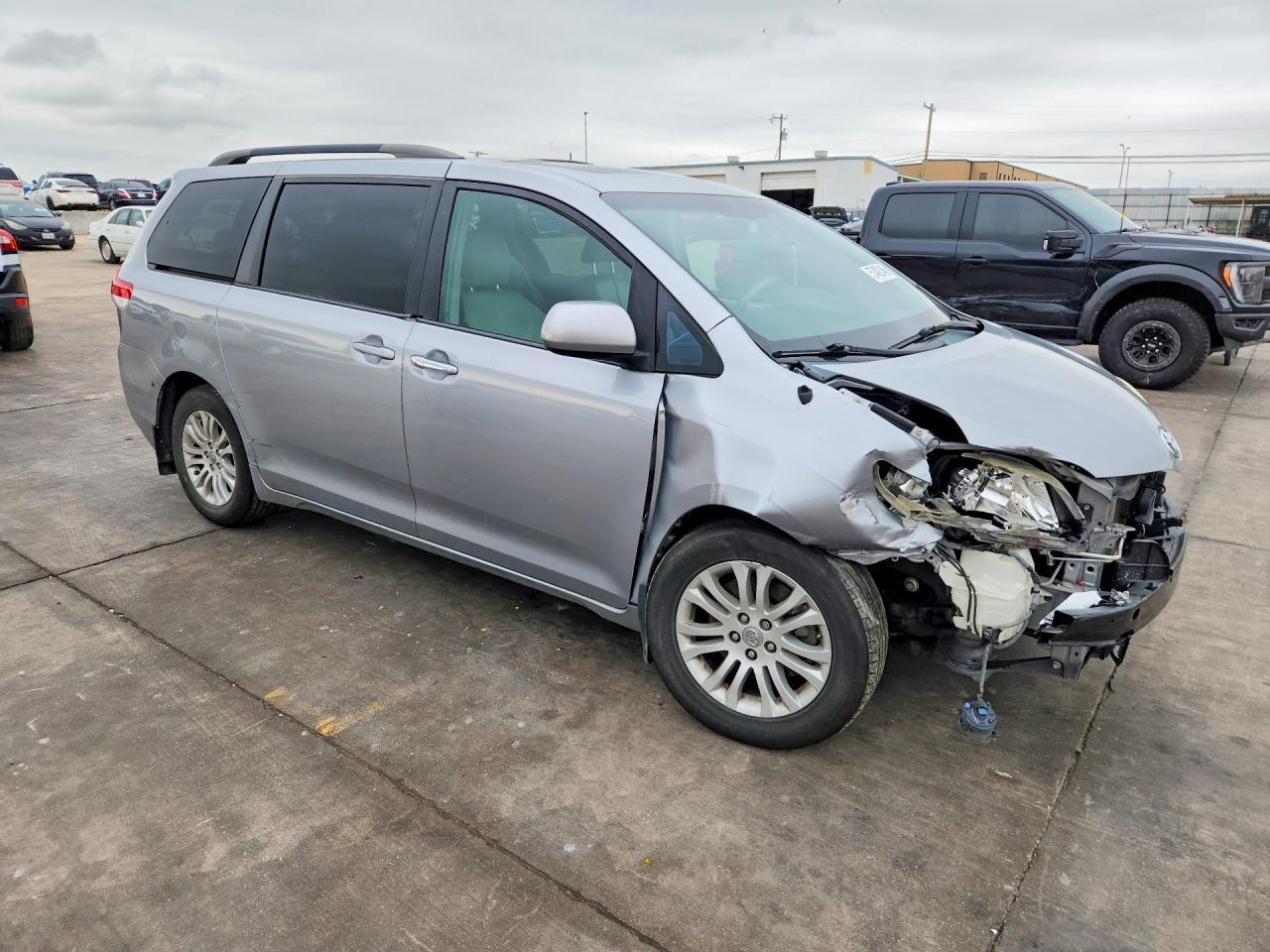 2012 TOYOTA SIENNA
