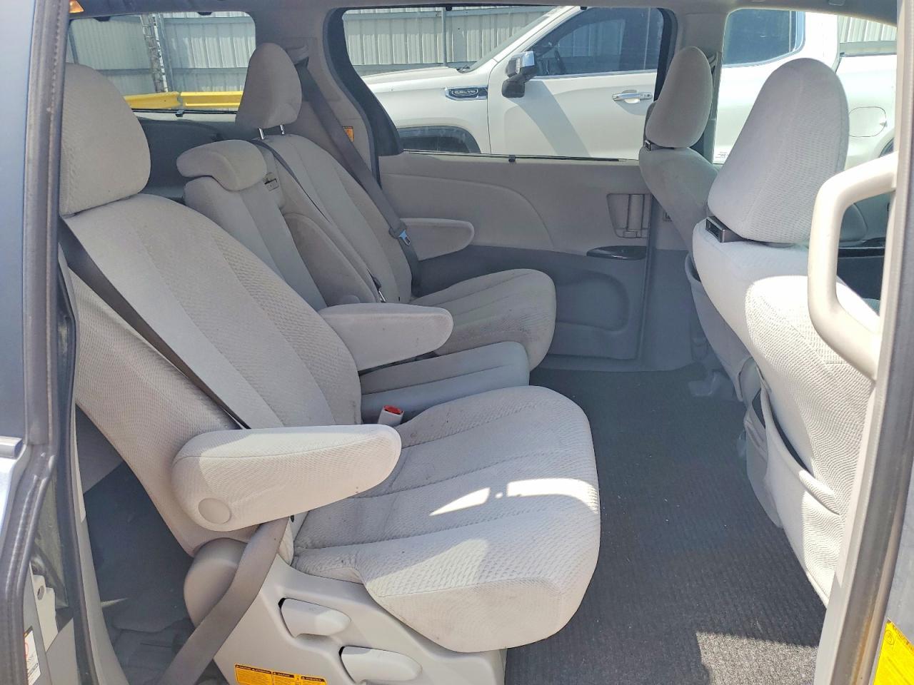 2011 TOYOTA SIENNA