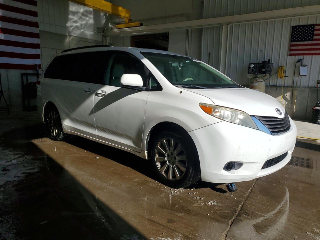 2014 TOYOTA SIENNA