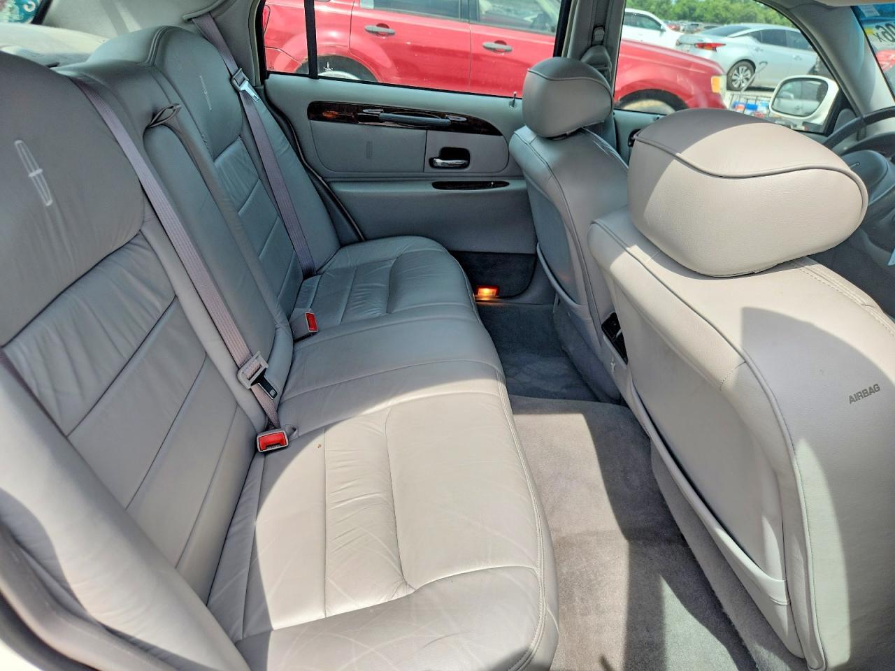 2001 LINCOLN Town Car