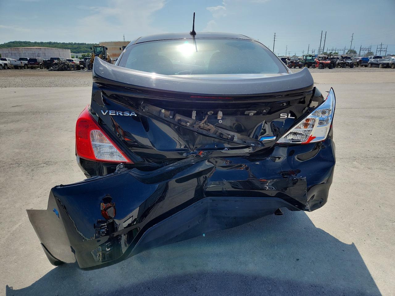 2015 NISSAN VERSA