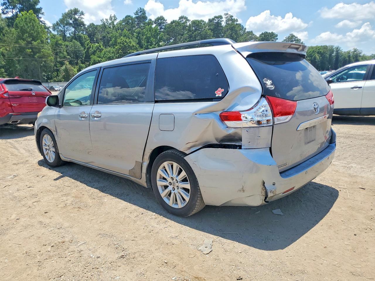 2011 TOYOTA SIENNA