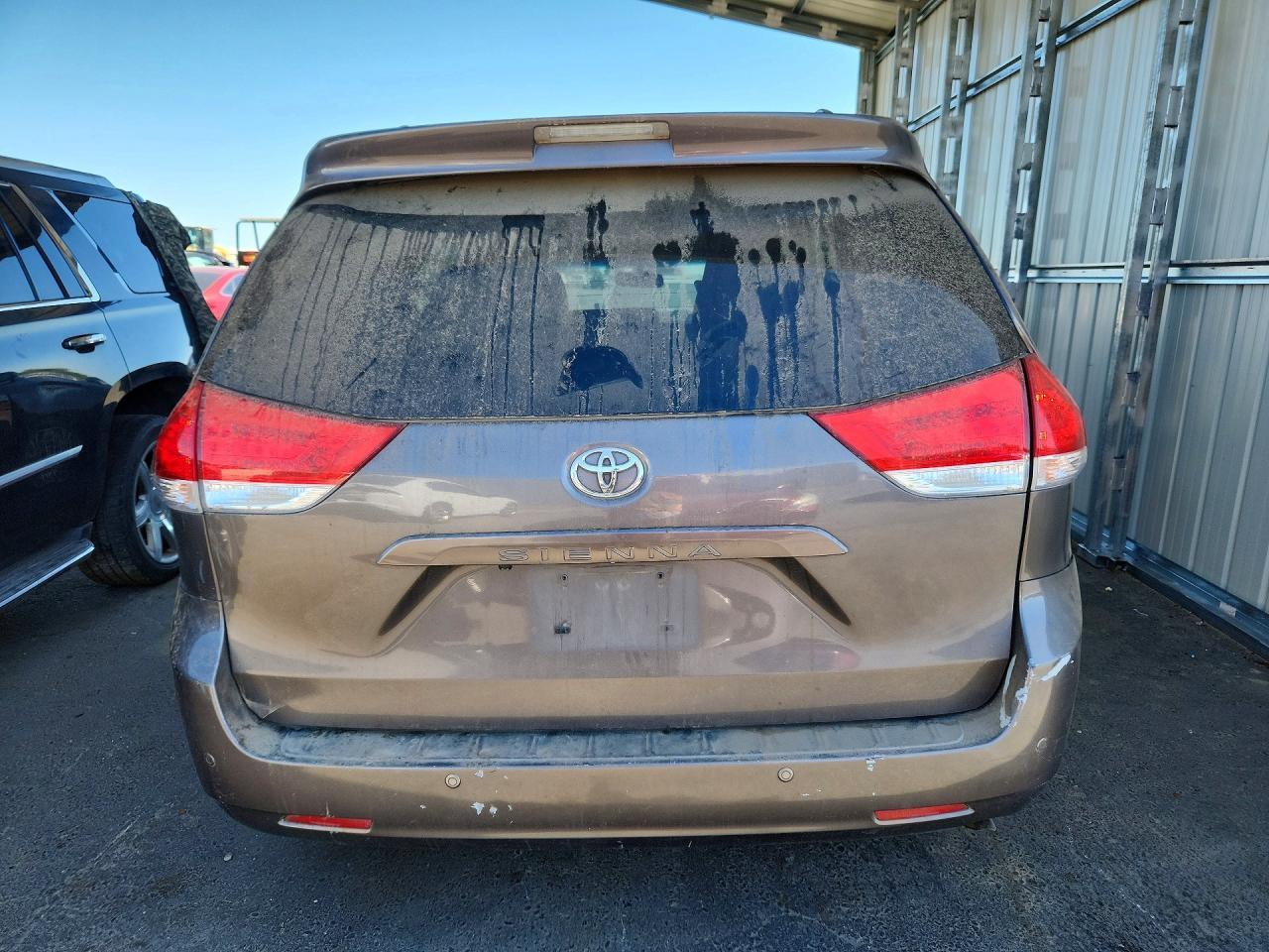 2011 TOYOTA SIENNA