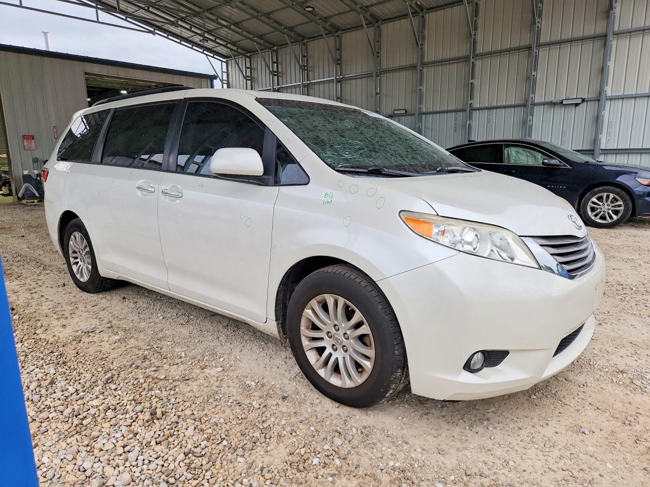 2015 TOYOTA SIENNA