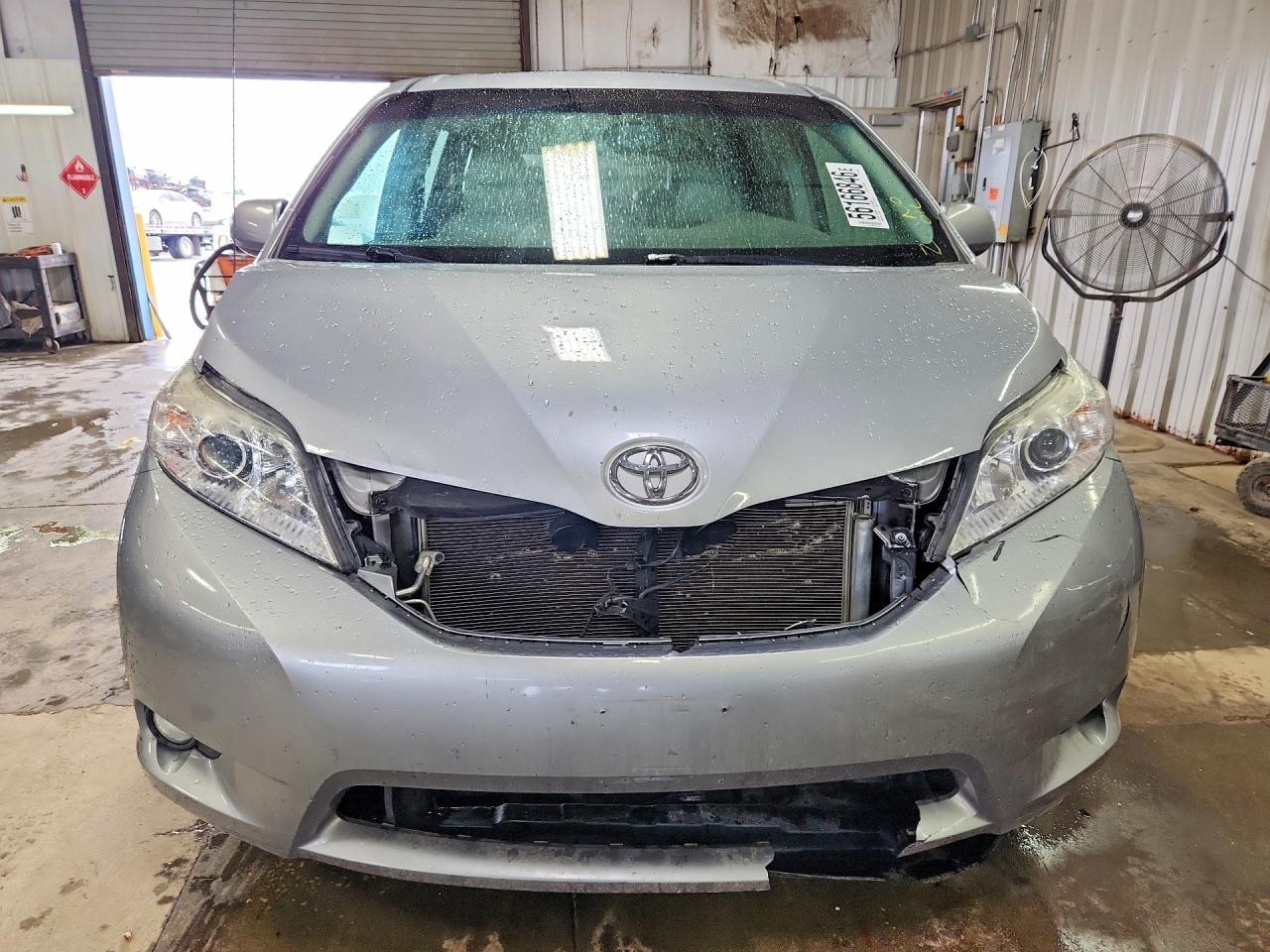 2011 TOYOTA SIENNA