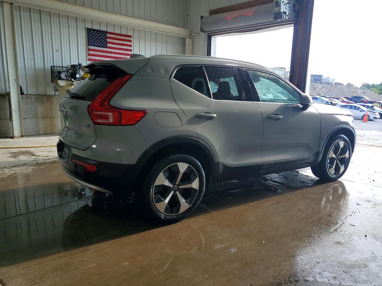 2025 VOLVO XC40