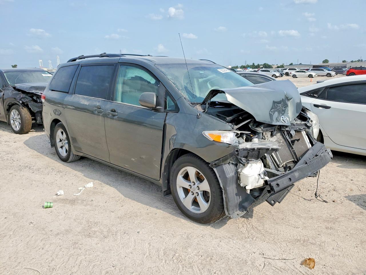 2012 TOYOTA SIENNA