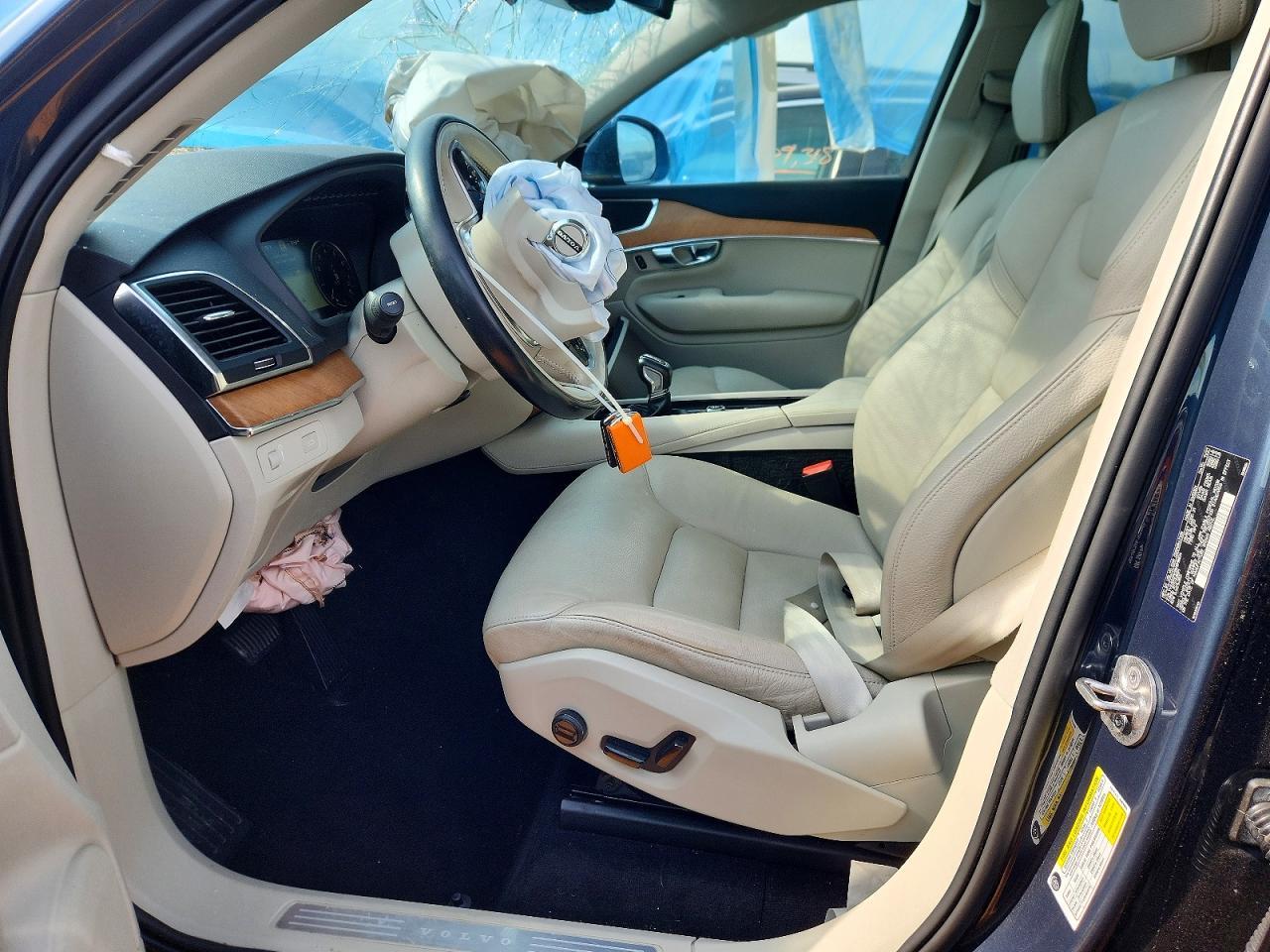 2022 VOLVO XC90