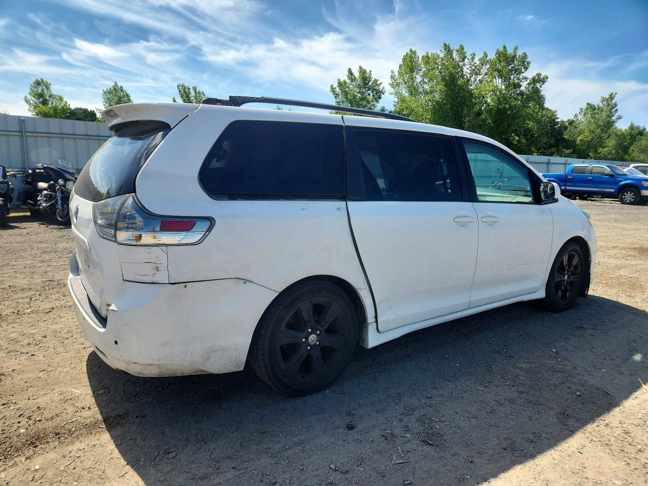 2011 TOYOTA SIENNA