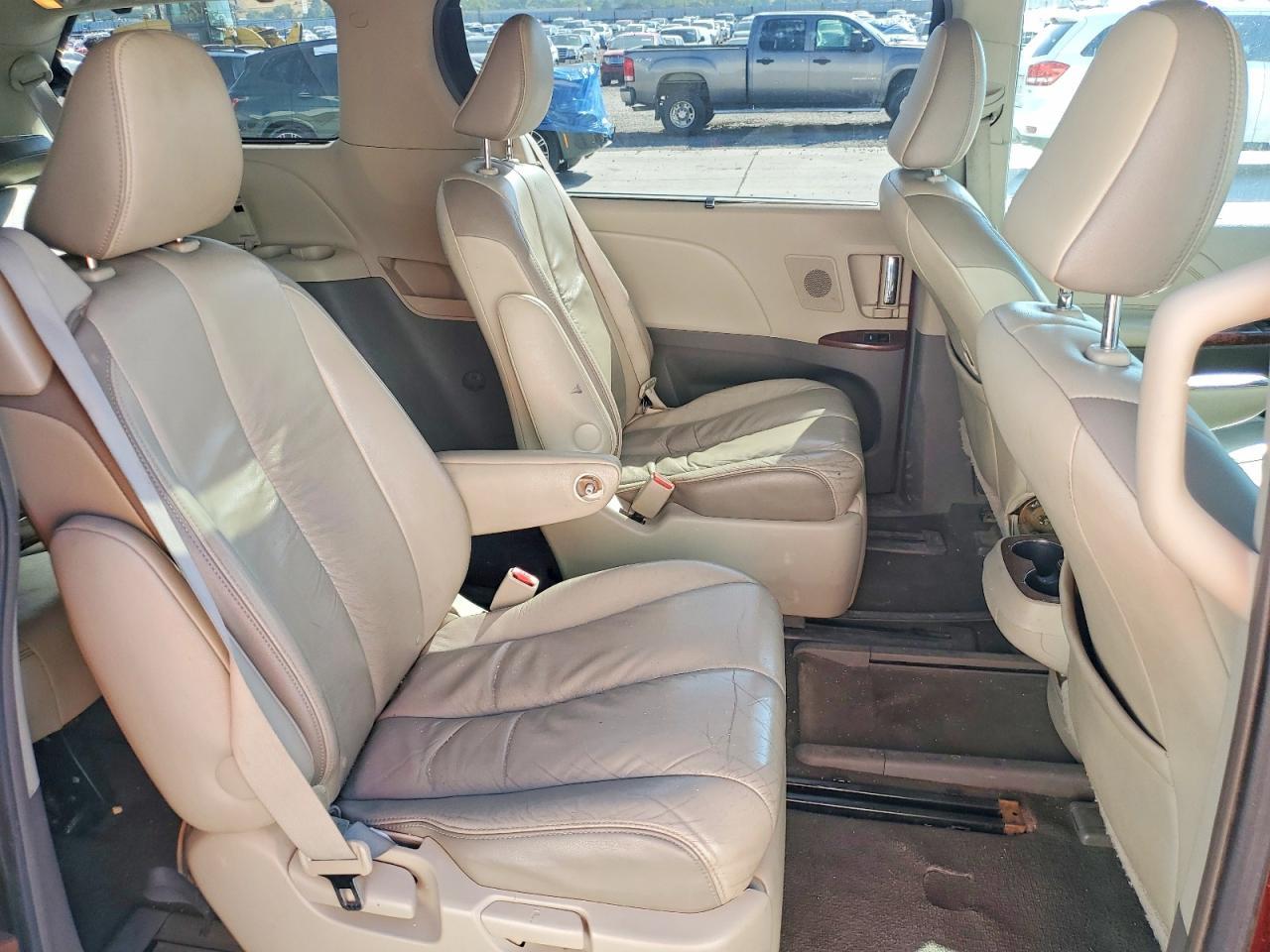 2011 TOYOTA SIENNA