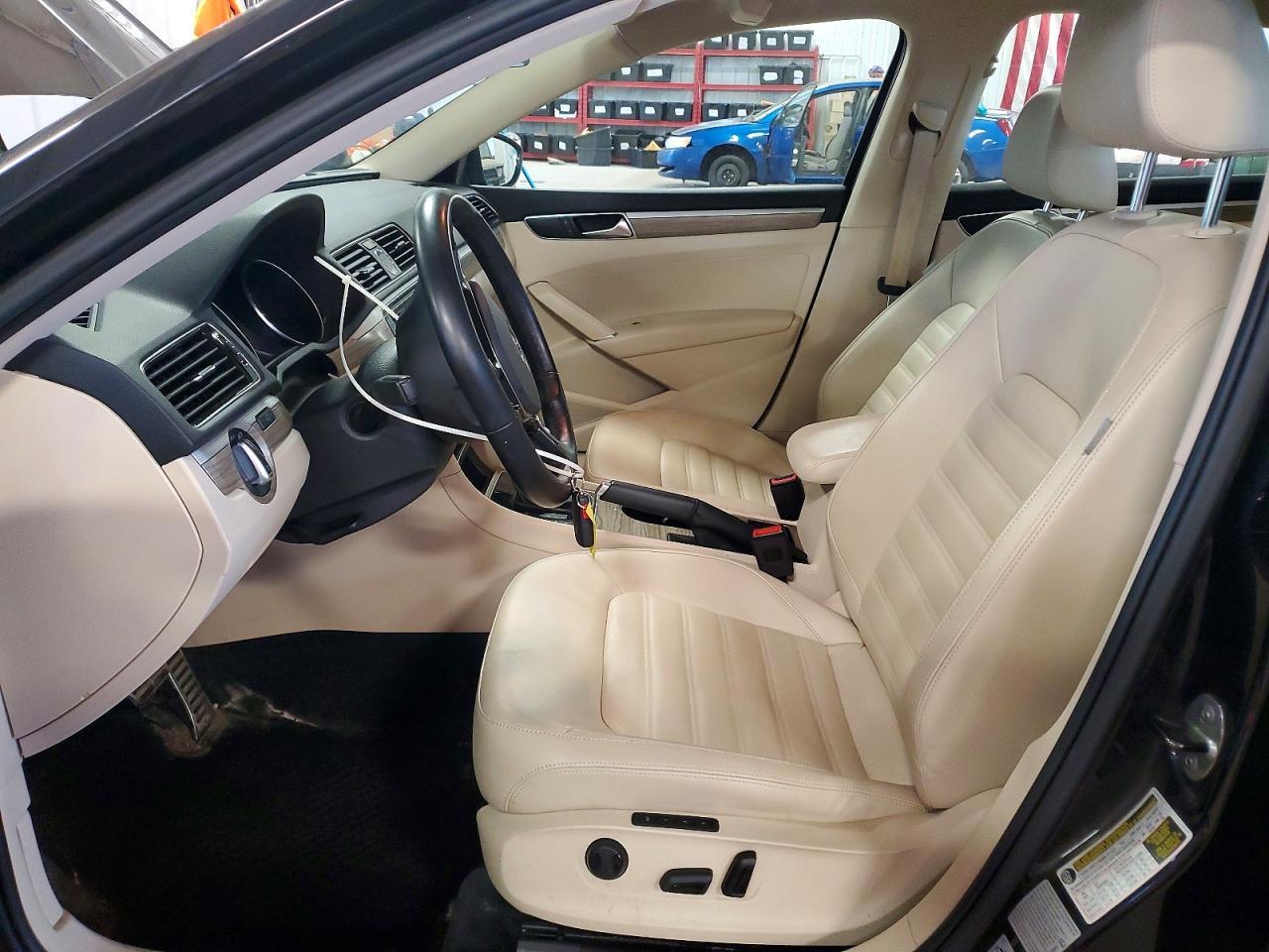 2017 VOLKSWAGEN Passat
