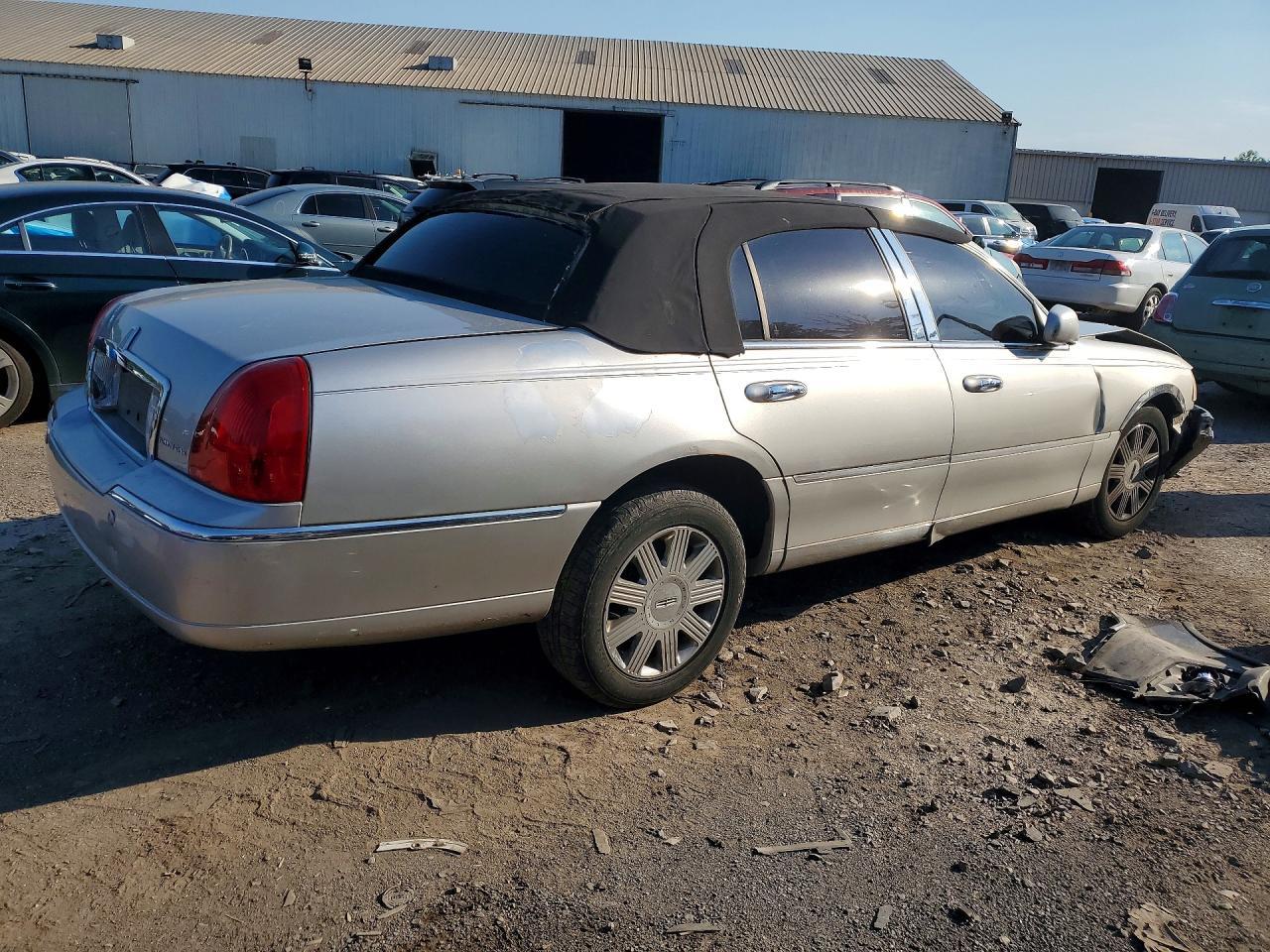 2003 LINCOLN Town Car