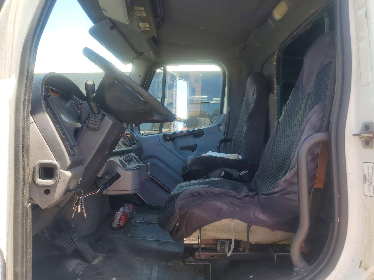 2010 FREIGHTLINER M2 106