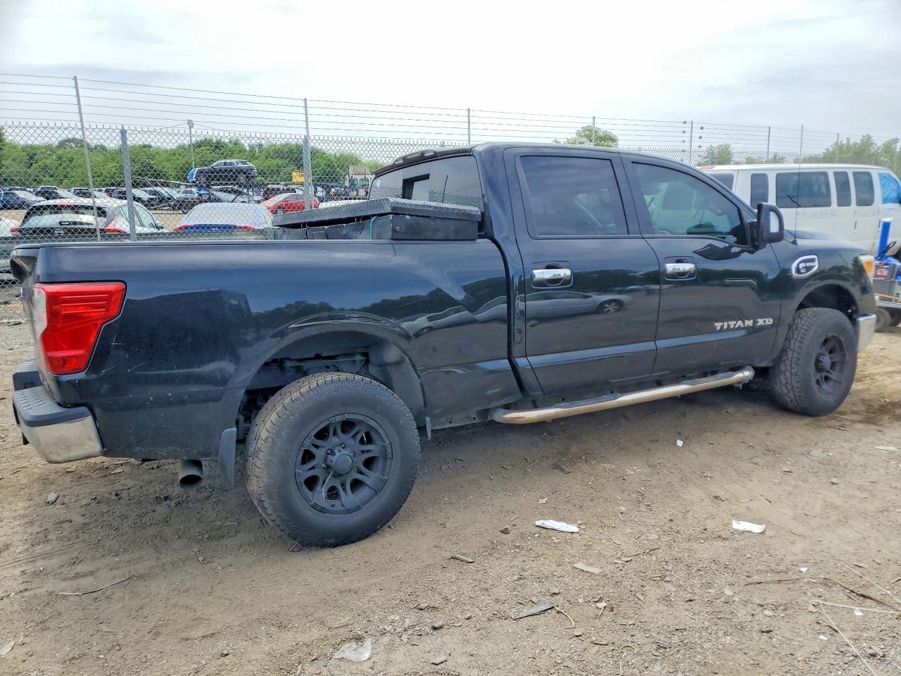 2017 NISSAN Titan