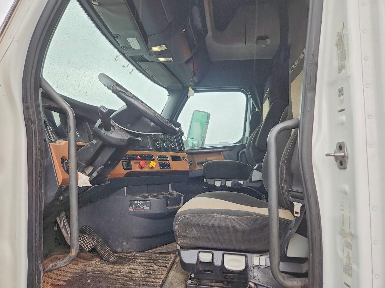 2020 FREIGHTLINER CASCADIA 126
