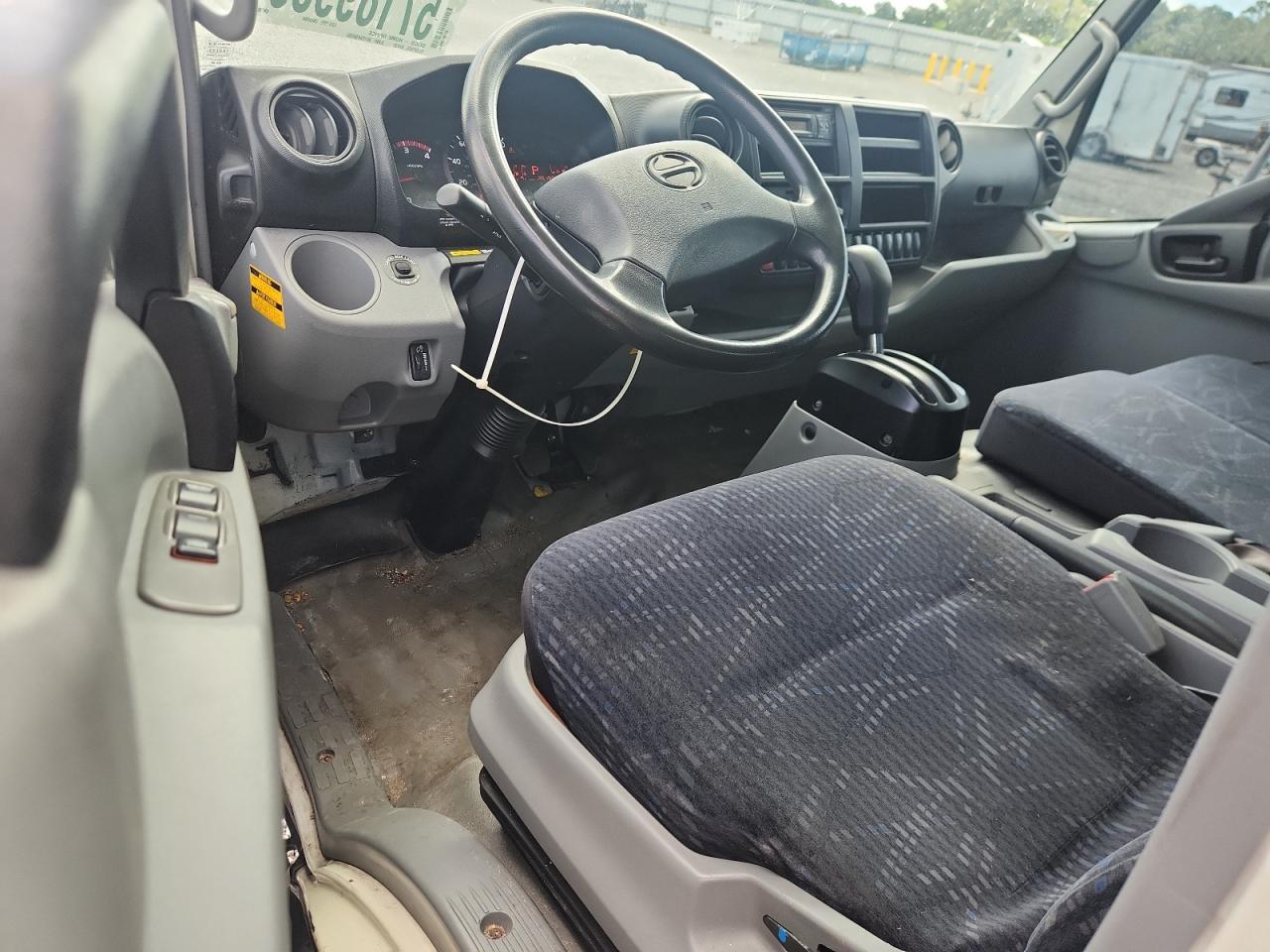 2017 HINO 195