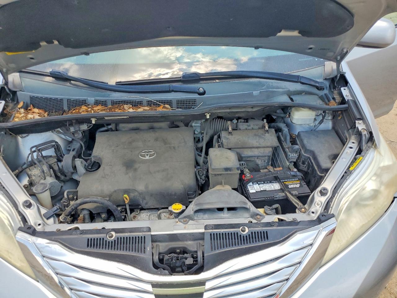 2011 TOYOTA SIENNA