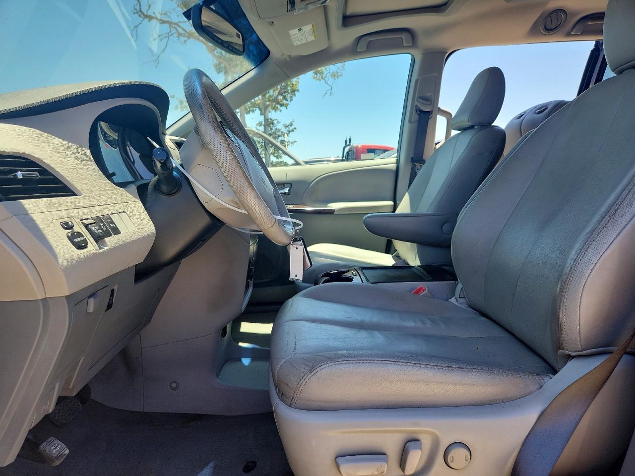 2013 TOYOTA SIENNA