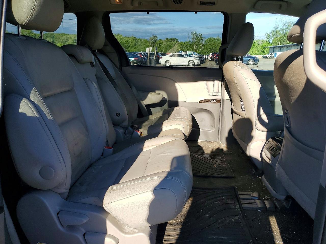 2016 TOYOTA SIENNA
