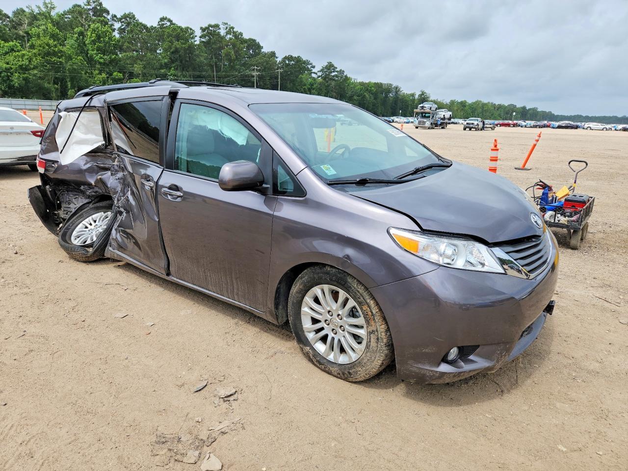 2012 TOYOTA SIENNA