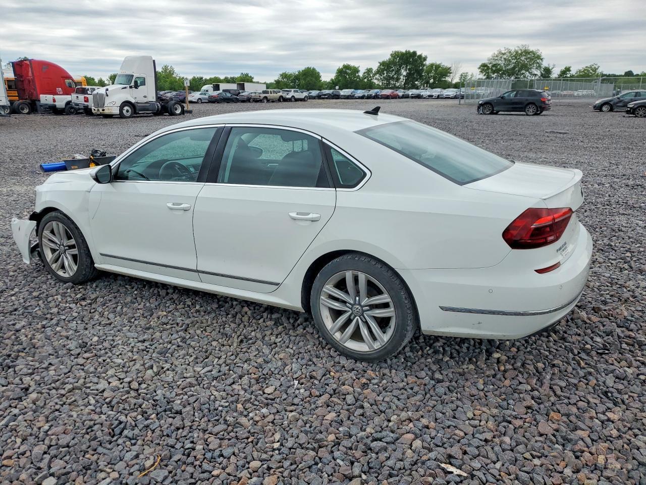 2017 VOLKSWAGEN Passat