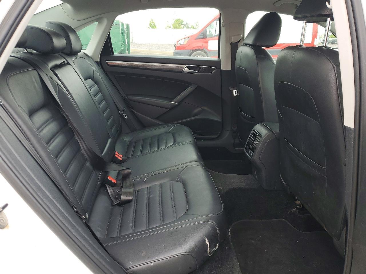 2017 VOLKSWAGEN Passat