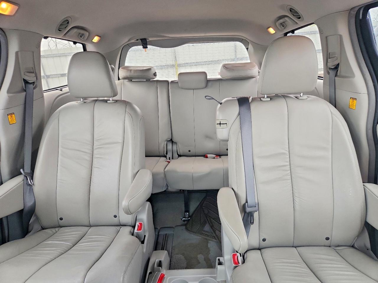2012 TOYOTA SIENNA