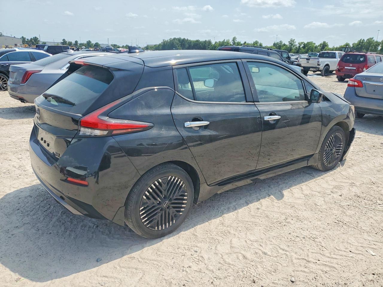 2025 NISSAN LEAF