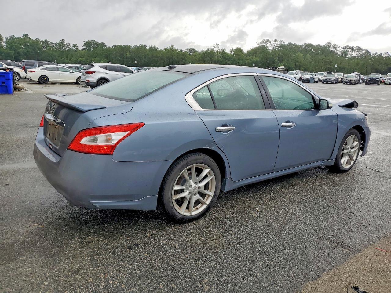 2010 NISSAN Maxima