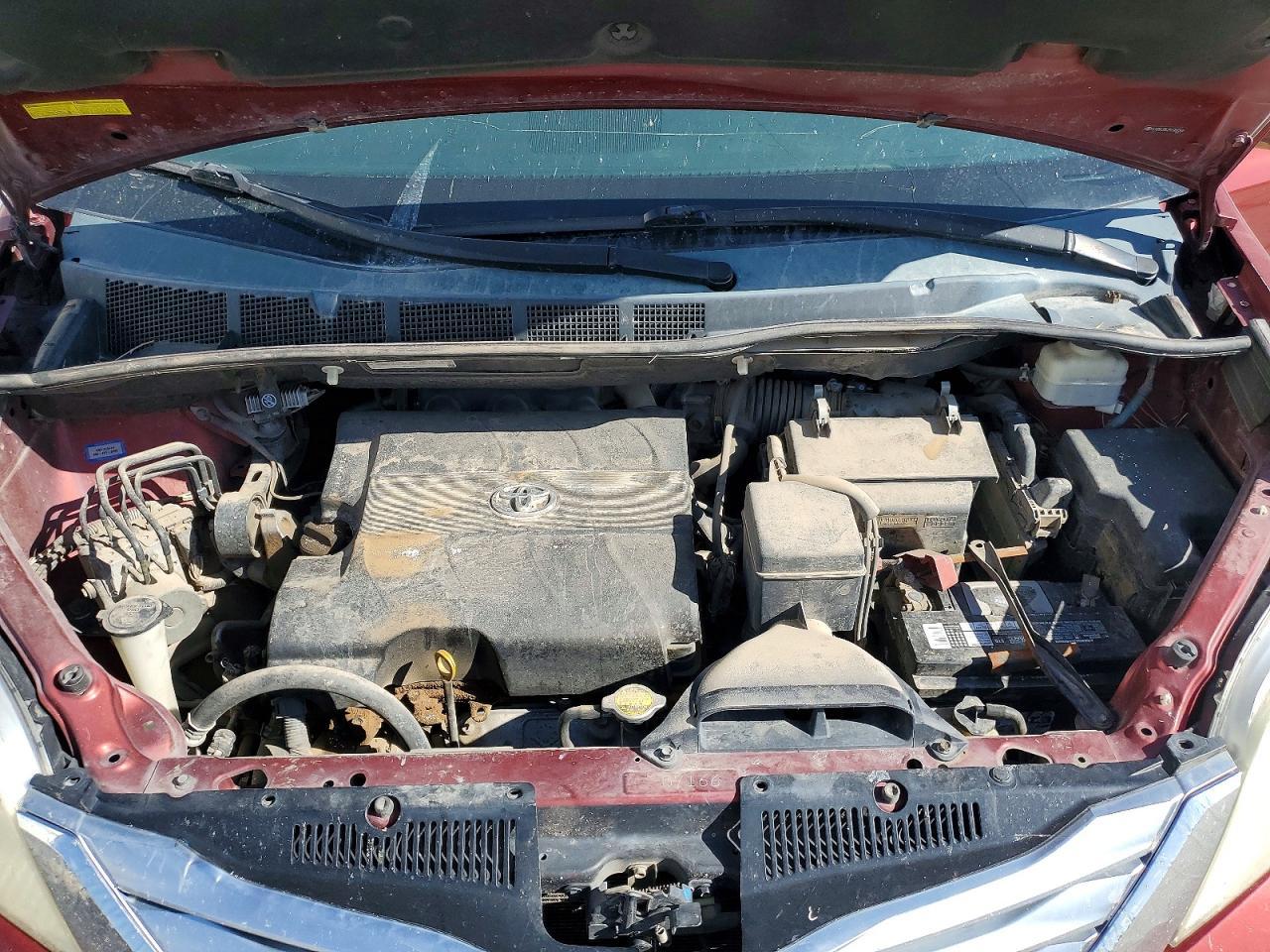 2011 TOYOTA SIENNA