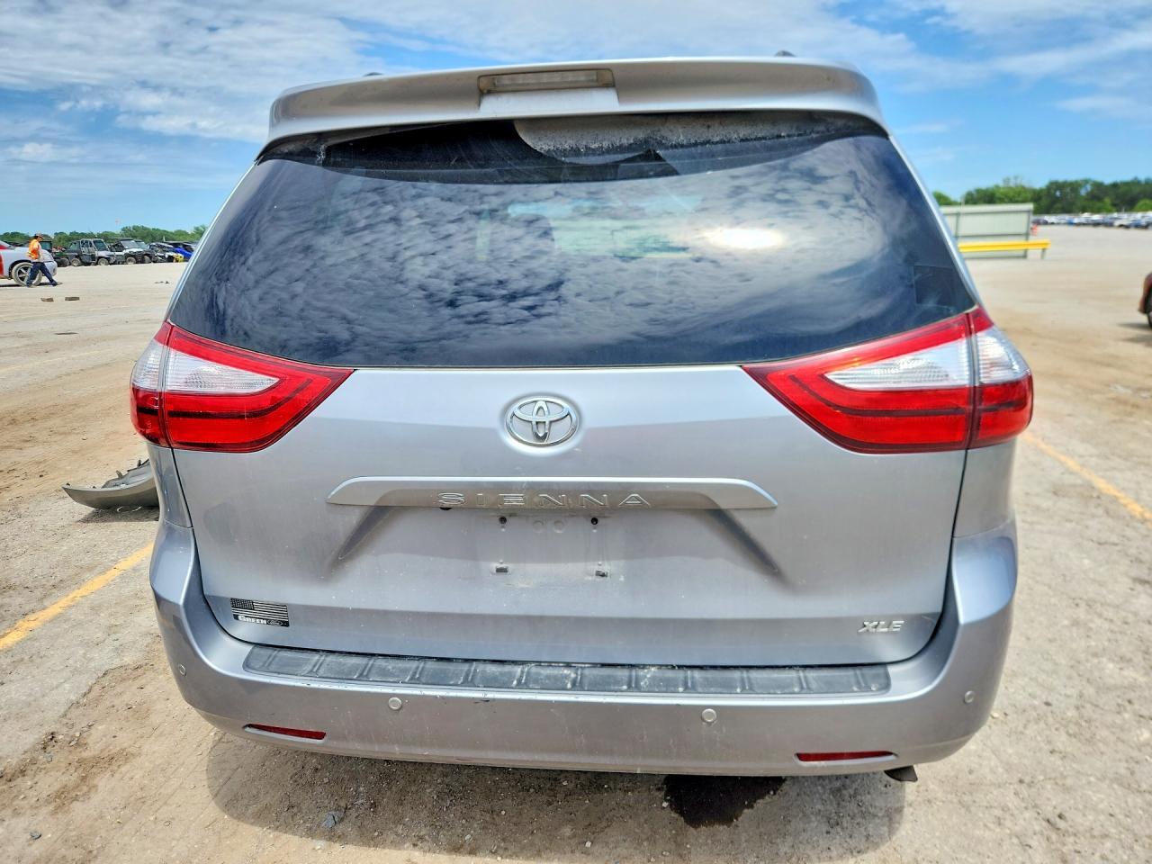 2015 TOYOTA SIENNA