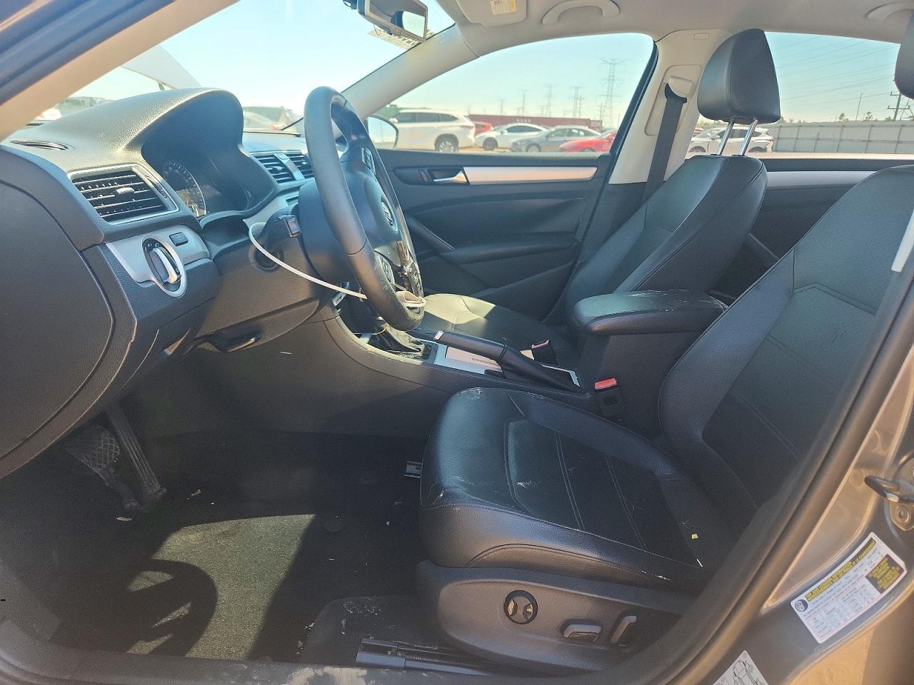 2012 VOLKSWAGEN Passat