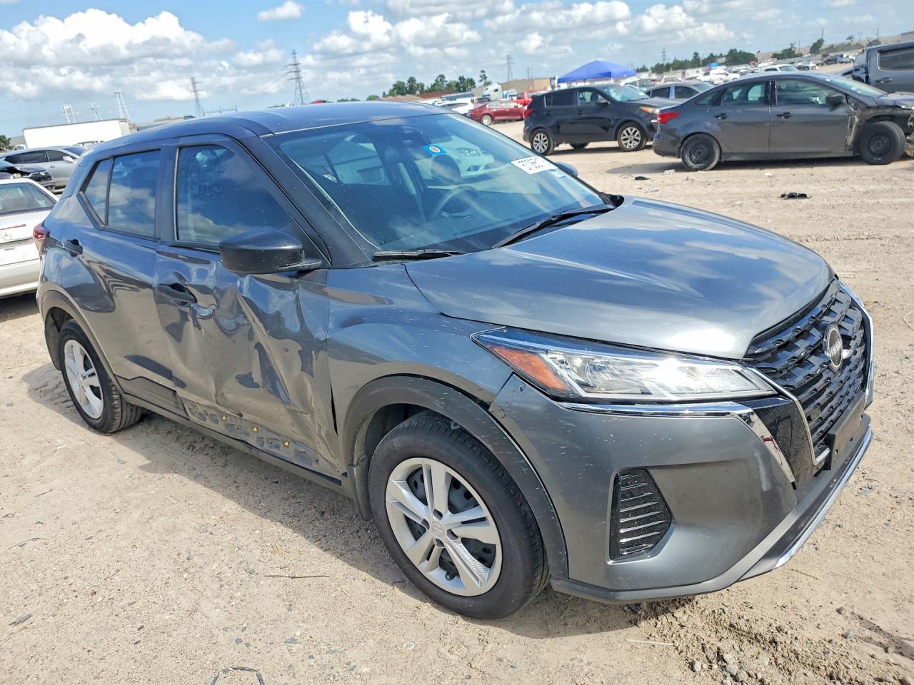 2024 NISSAN KICKS
