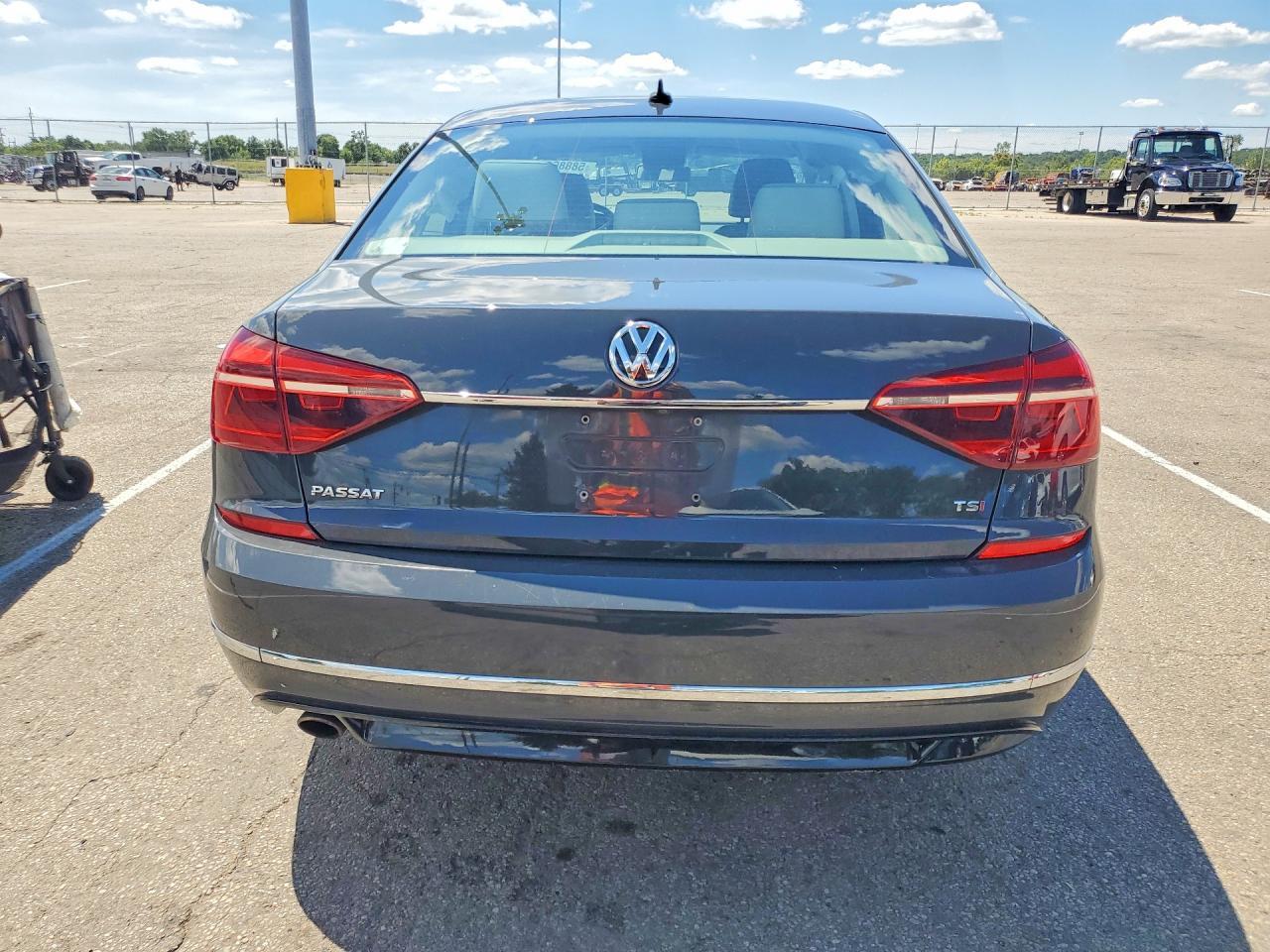 2017 VOLKSWAGEN Passat