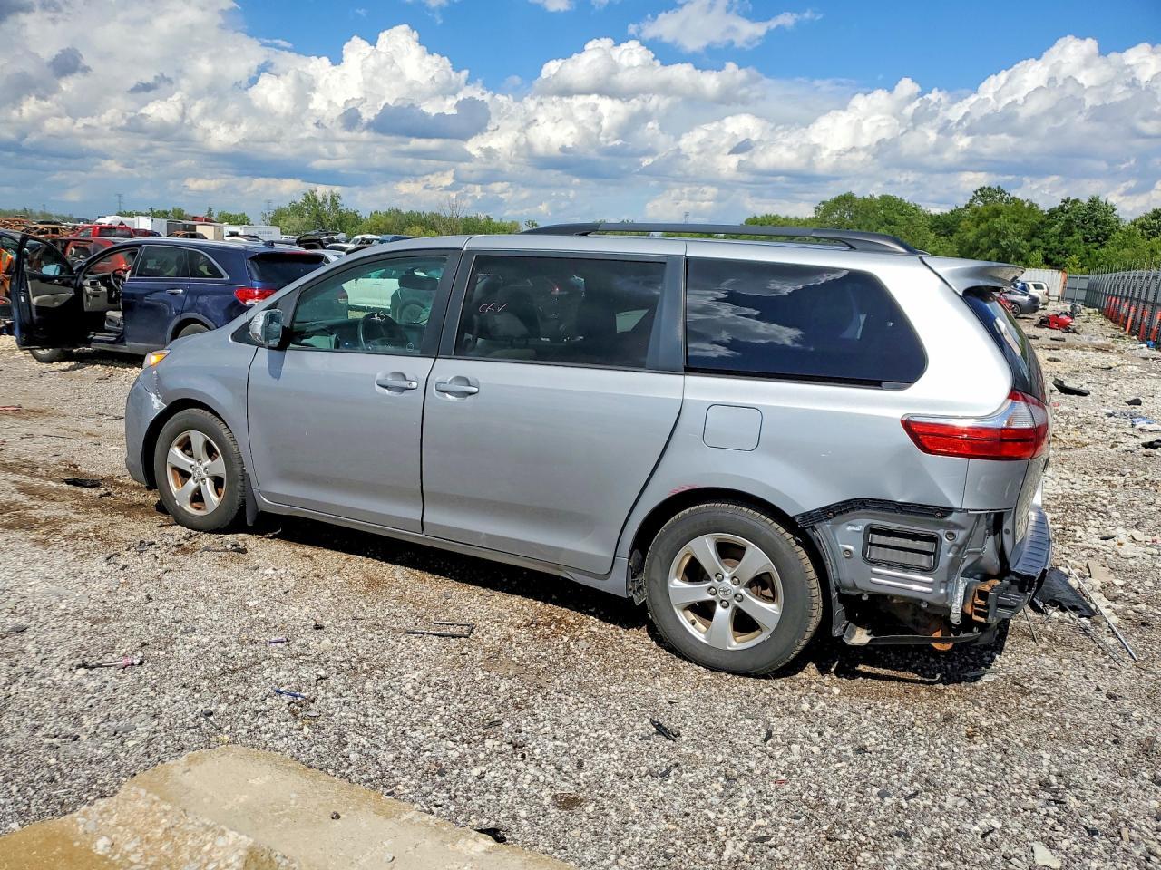2016 TOYOTA SIENNA