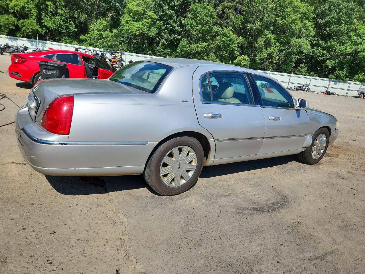2003 LINCOLN Town Car