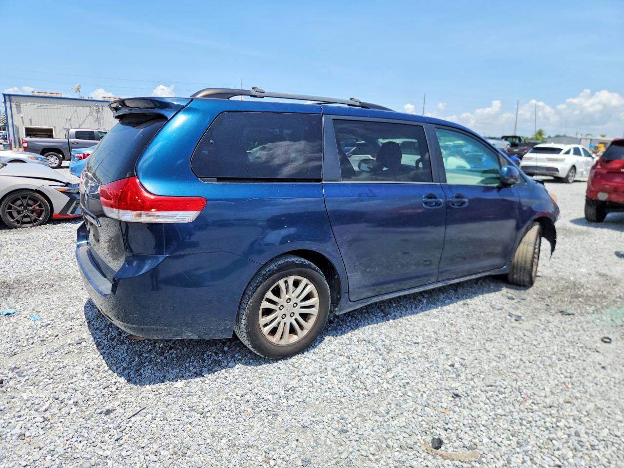 2011 TOYOTA SIENNA
