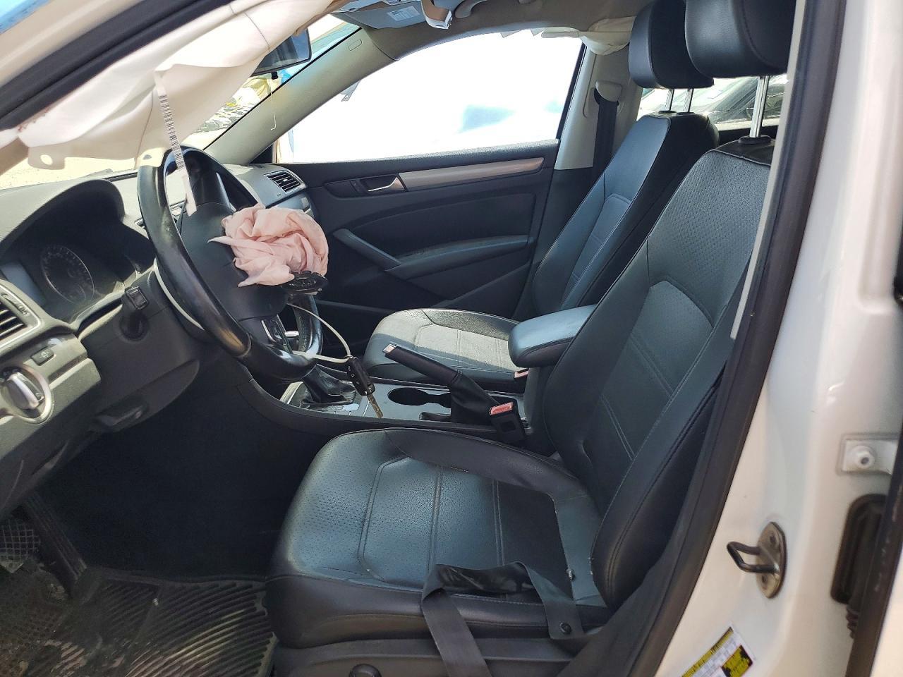 2014 VOLKSWAGEN Passat
