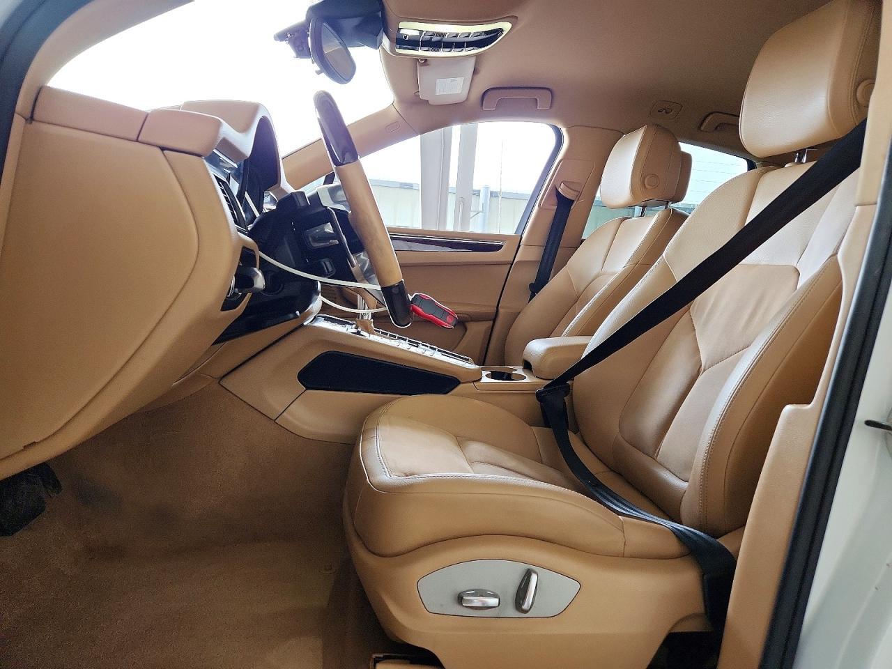 2017 PORSCHE Macan