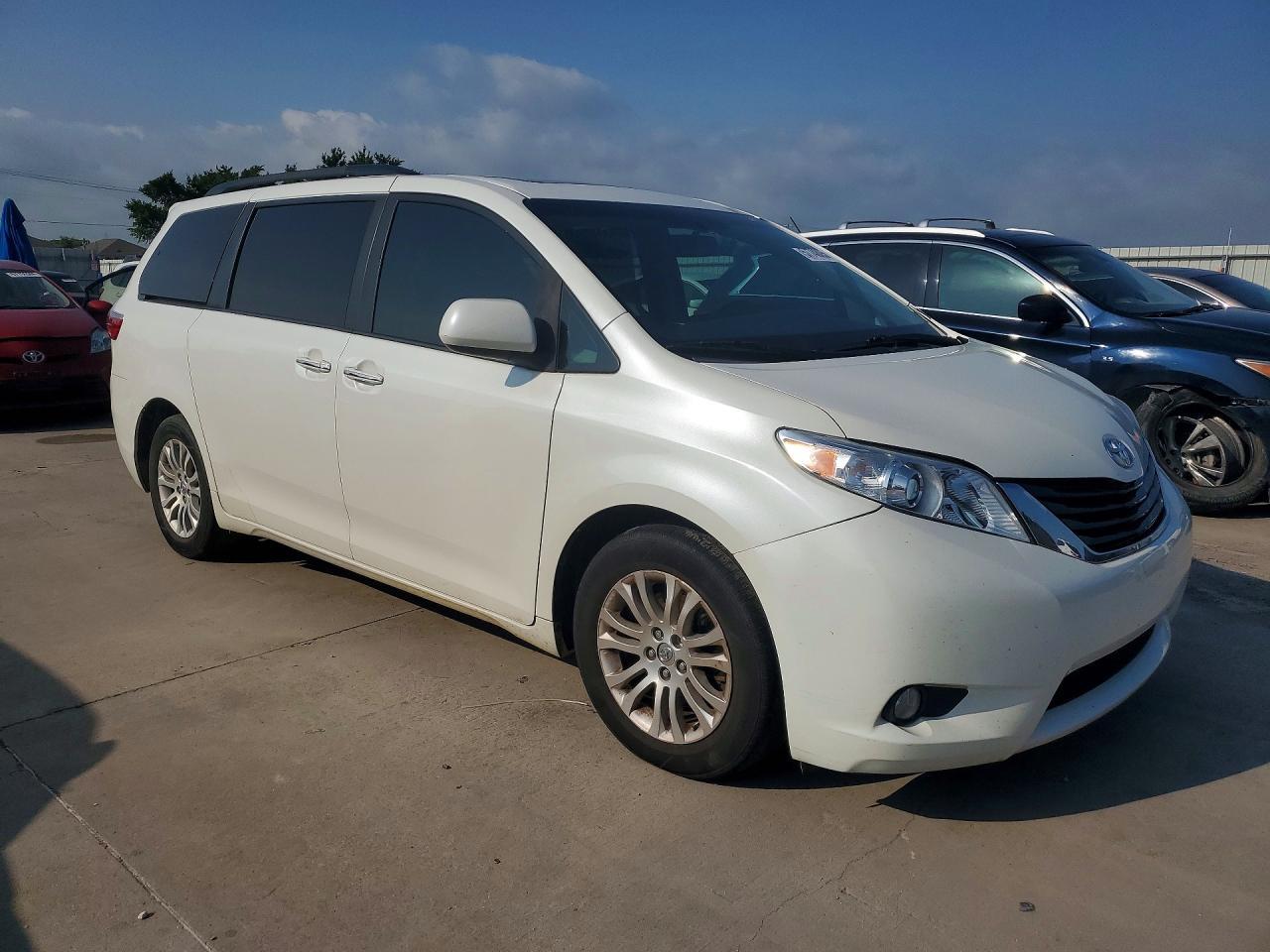 2016 TOYOTA SIENNA