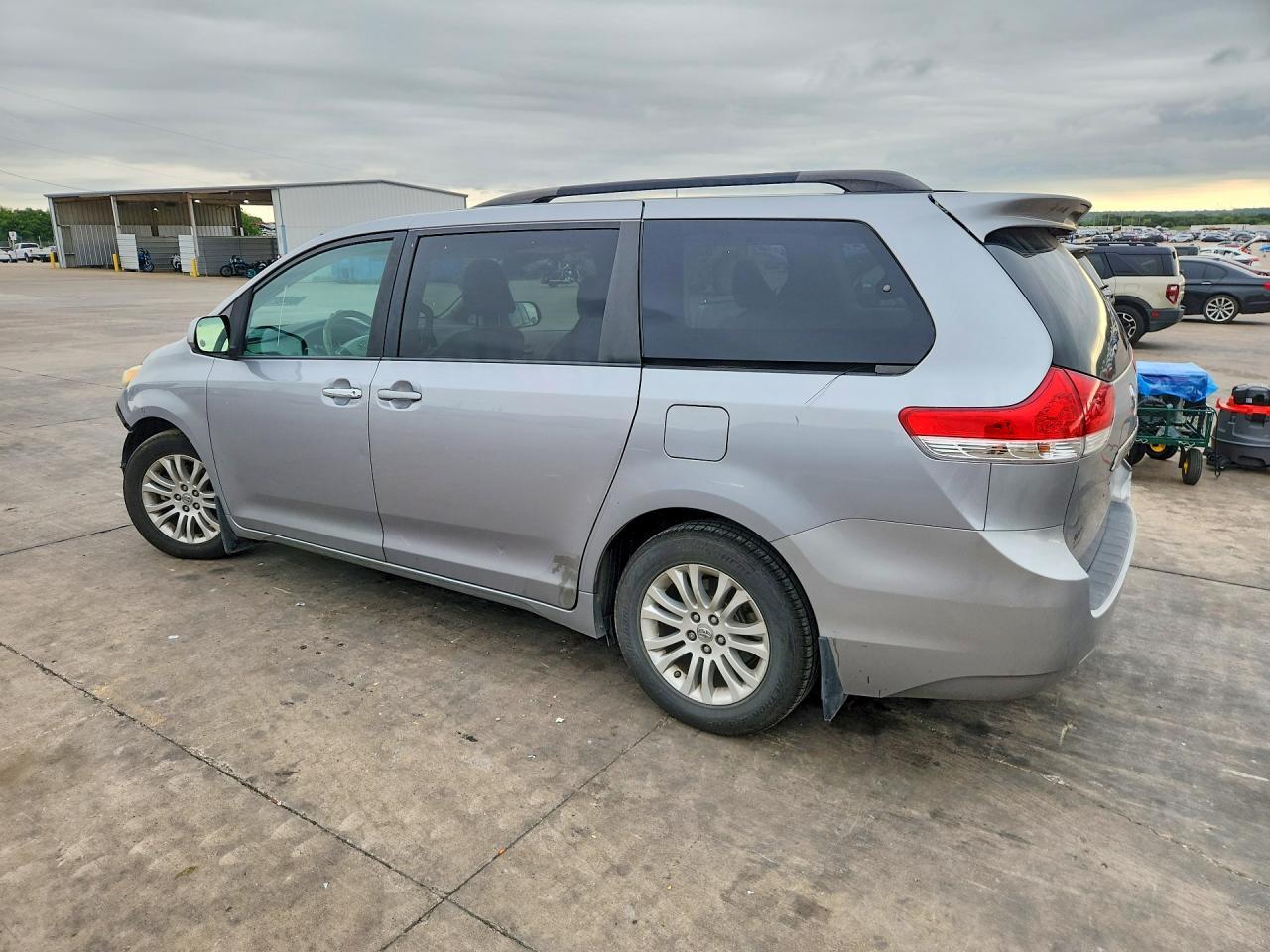 2012 TOYOTA SIENNA
