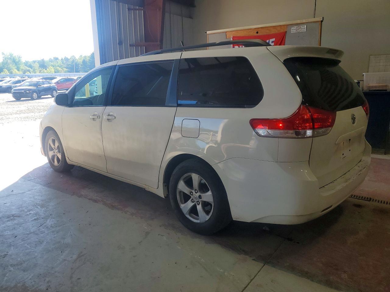 2011 TOYOTA SIENNA