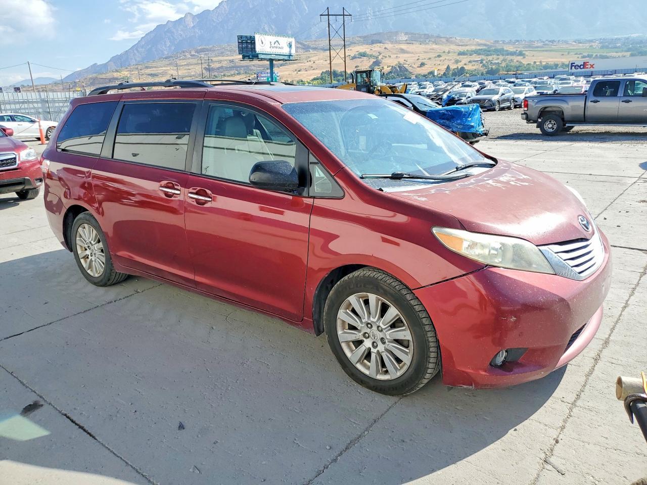 2011 TOYOTA SIENNA