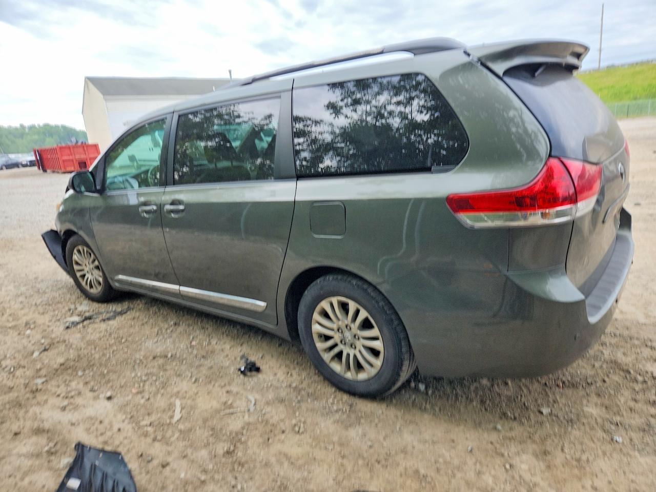 2011 TOYOTA SIENNA