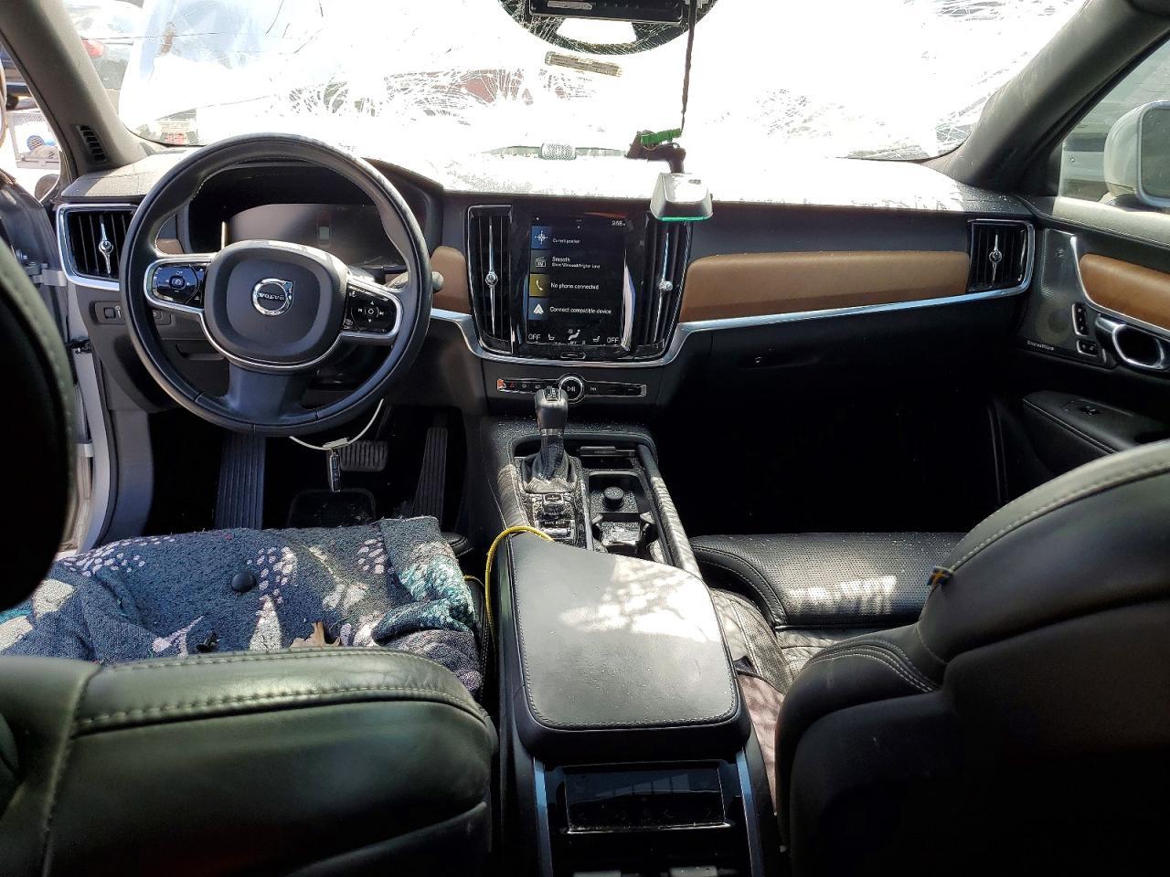 2017 VOLVO S90